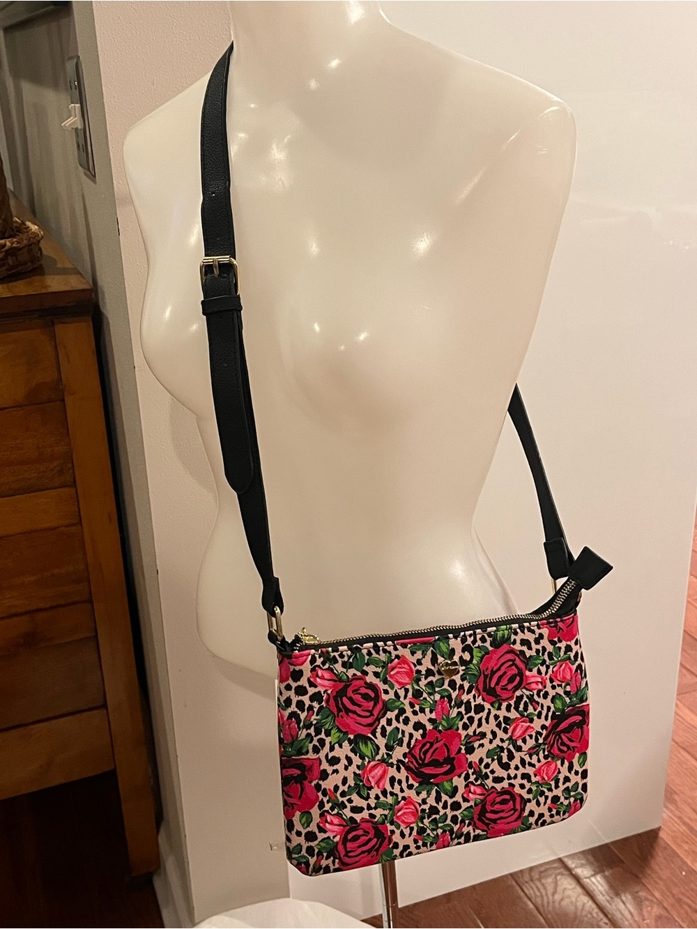 Betsey Johnson Leopard Pink Rose Print Crossbody with Black Strap - Picture 7 of 9